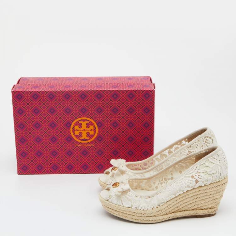 مملوكة مسبقًا Tory Burch White Lace Jackie Peep Toe Espadrilles Wedge Sandal Size 39