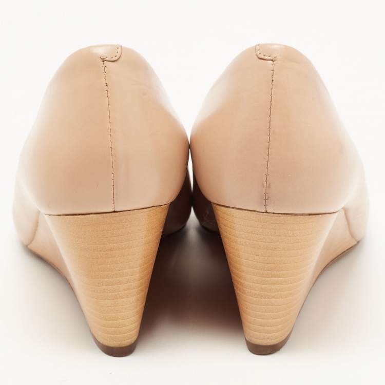 مملوكة مسبقًا Tory Burch Beige Leather Lowell Wedge Pumps Size 38.5