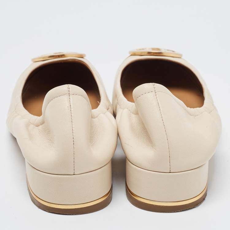 Pre Owned Tory Burch Cream/Gold Leather Logo Plaque Scrunch Flats Size 35.5 