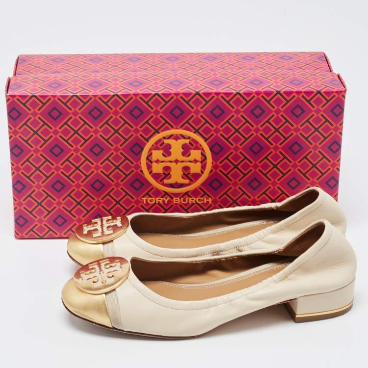 Pre Owned Tory Burch Cream/Gold Leather Logo Plaque Scrunch Flats Size 35.5 
