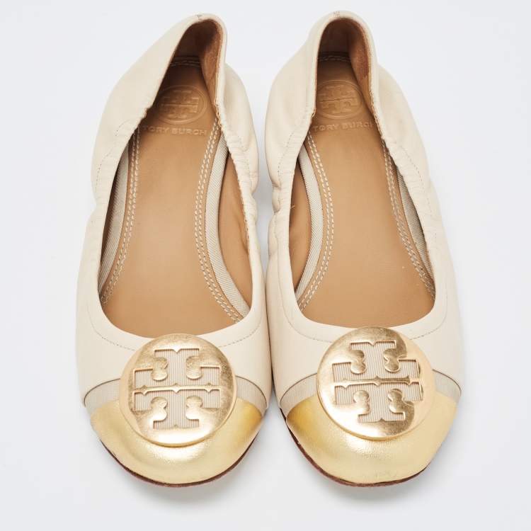 Pre Owned Tory Burch Cream/Gold Leather Logo Plaque Scrunch Flats Size 35.5 