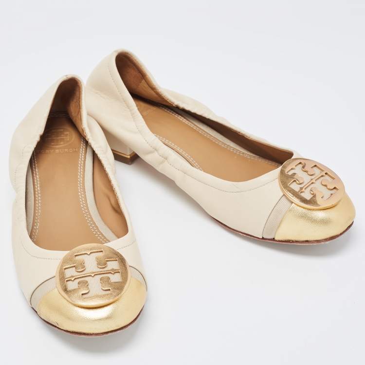 Pre Owned Tory Burch Cream/Gold Leather Logo Plaque Scrunch Flats Size 35.5 