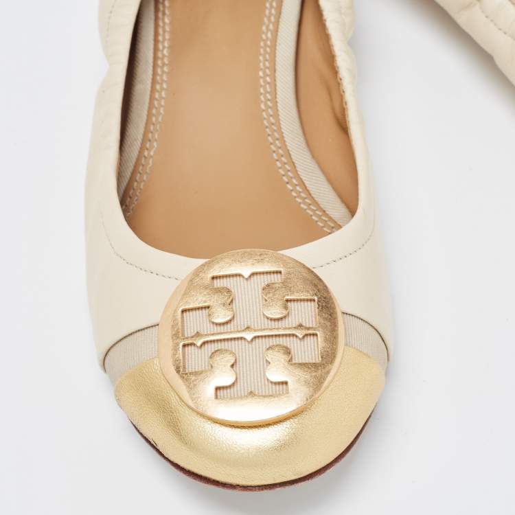 Pre Owned Tory Burch Cream/Gold Leather Logo Plaque Scrunch Flats Size 35.5 