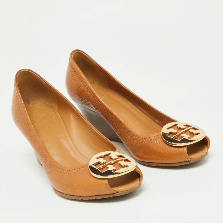 مملوكة مسبقًا Tory Burch Beige Leather Reva Peep Toe Wedge Pumps Size 36