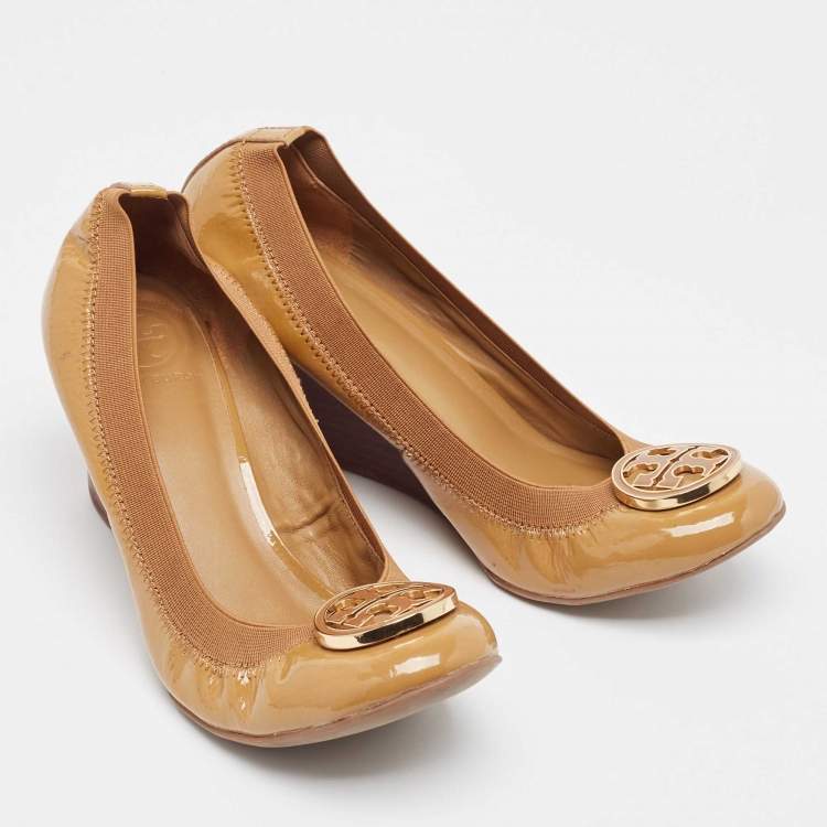 Pre Owned Tory Burch Beige Patent Leather Caroline  Wedge Pumps Size 39
