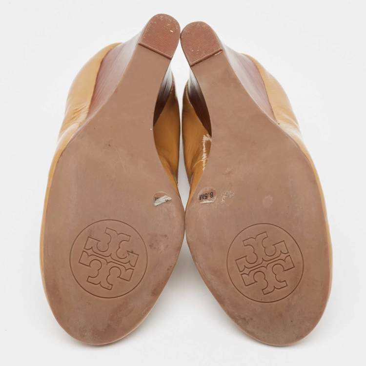Pre Owned Tory Burch Beige Patent Leather Caroline  Wedge Pumps Size 39