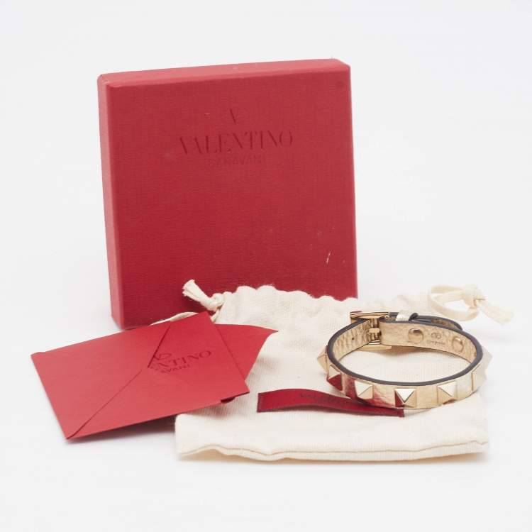 مملوكة مسبقًا Valentino Rockstud Gold Metallic Leather Bracelet