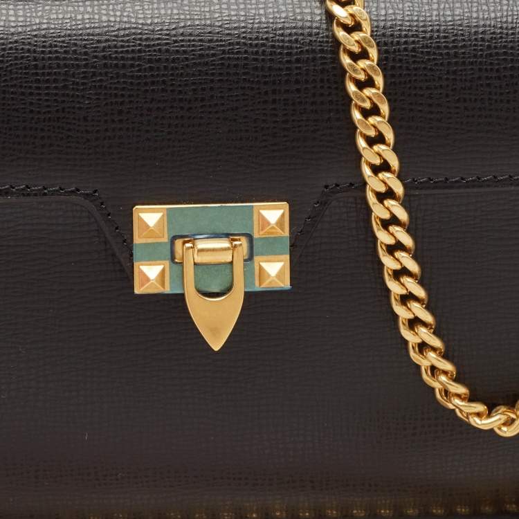 مملوكة مسبقًا Valentino Black Leather Rockstud Alcove Wallet On Chain