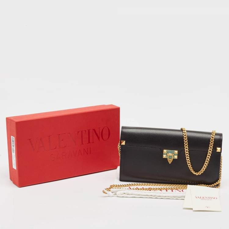 مملوكة مسبقًا Valentino Black Leather Rockstud Alcove Wallet On Chain