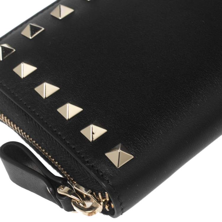 Pre Owned Valentino Black Leather Rockstud Zip Around Wallet