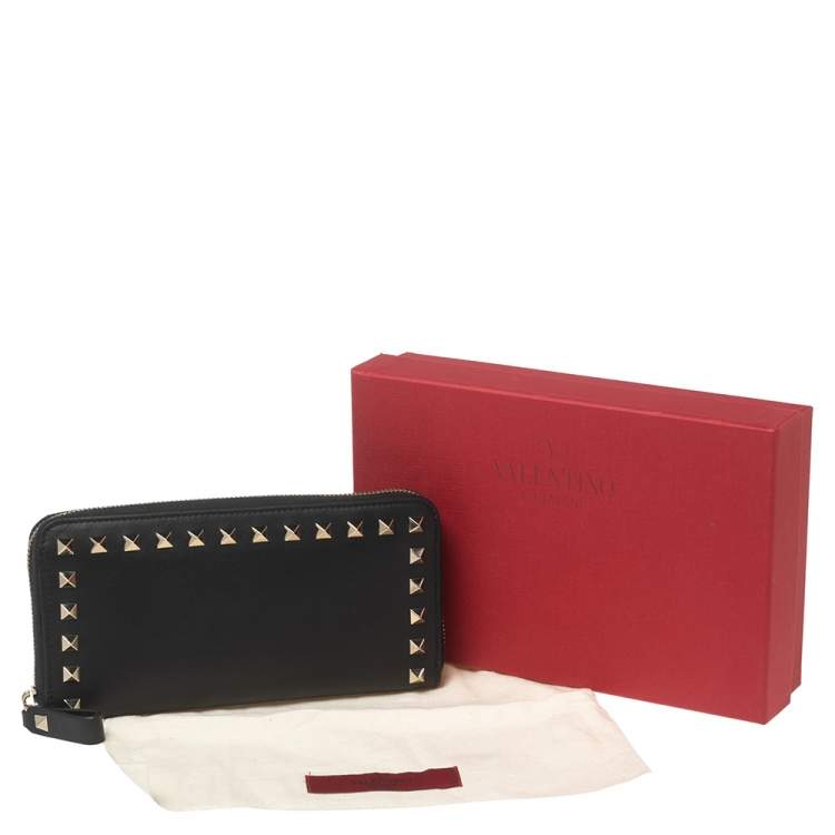 Pre Owned Valentino Black Leather Rockstud Zip Around Wallet