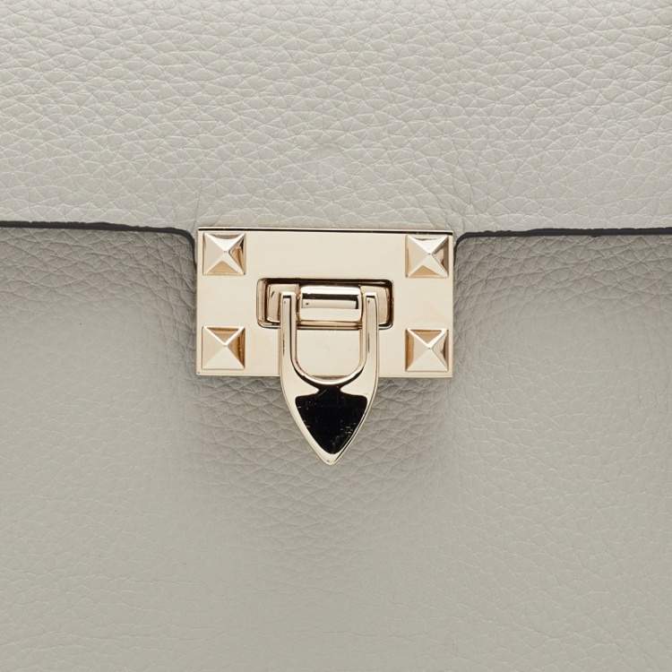 مملوكة مسبقًا Valentino Grey Leather Small Rockstud Top Handle Bag