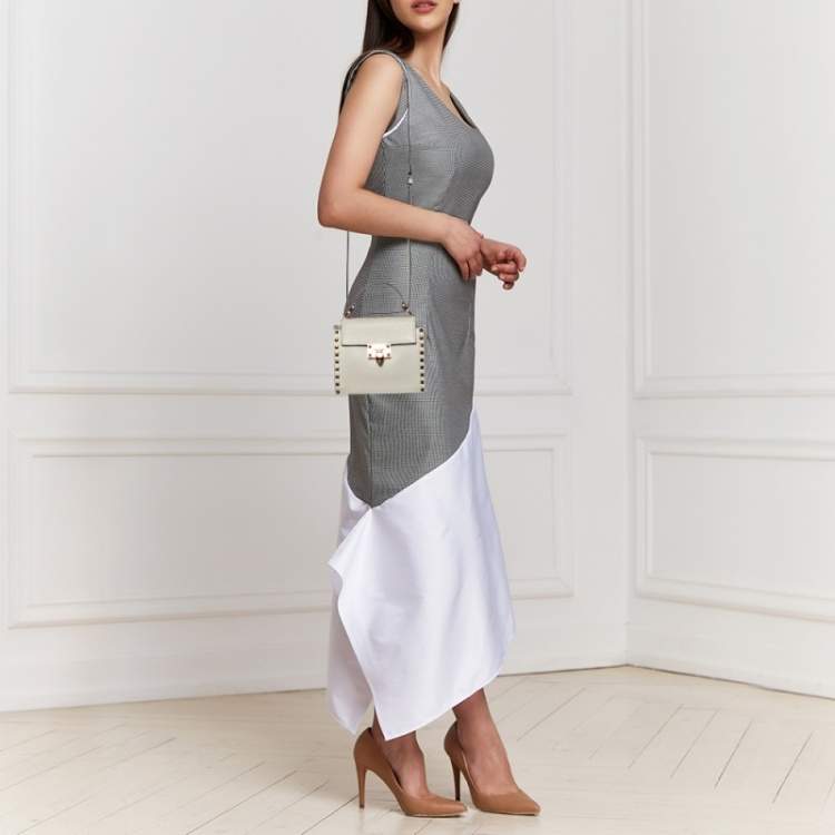 مملوكة مسبقًا Valentino Grey Leather Small Rockstud Top Handle Bag