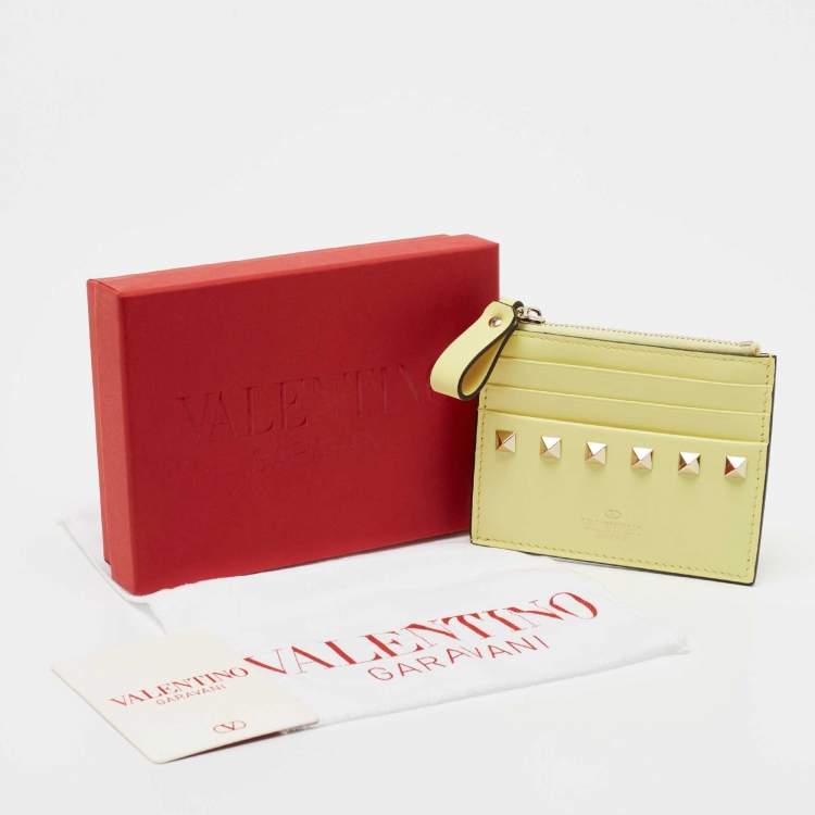 مملوكة مسبقًا Valentino Yellow Leather Rockstud Zip Card Case