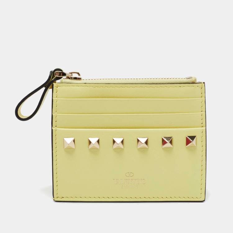 مملوكة مسبقًا Valentino Yellow Leather Rockstud Zip Card Case