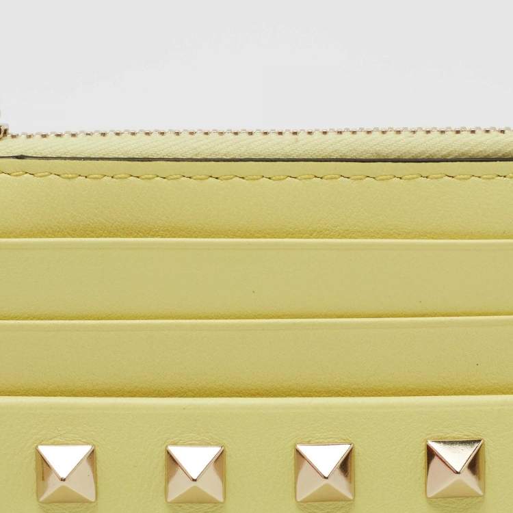 مملوكة مسبقًا Valentino Yellow Leather Rockstud Zip Card Case