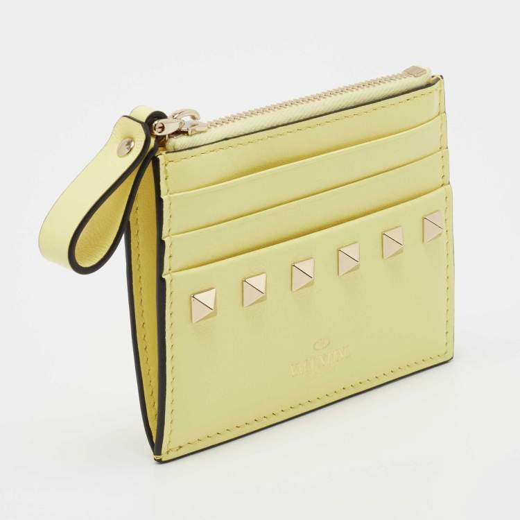 مملوكة مسبقًا Valentino Yellow Leather Rockstud Zip Card Case