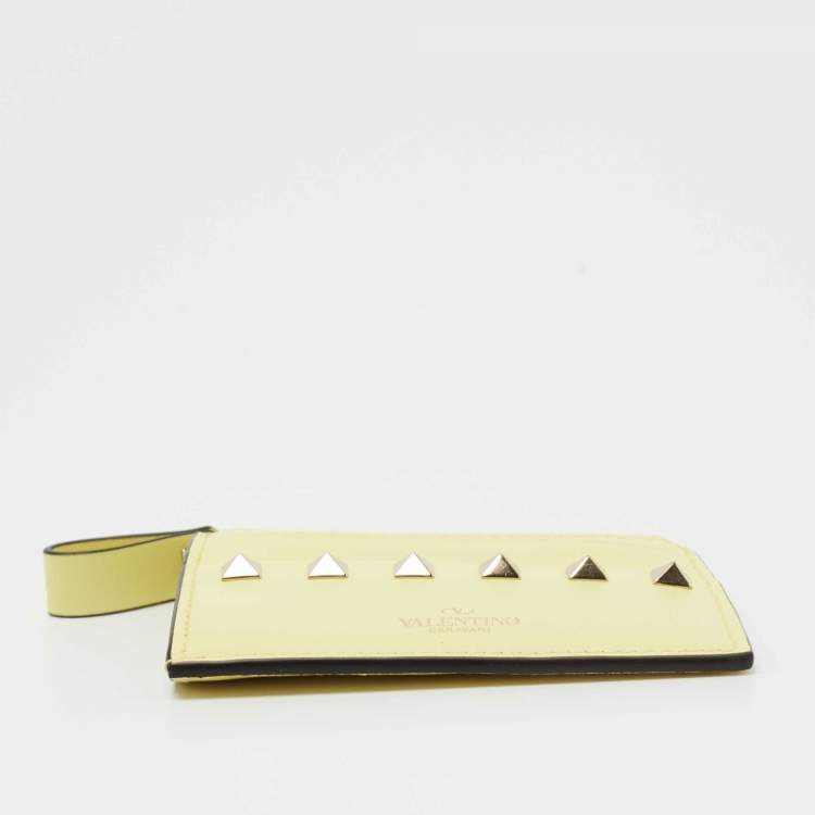 مملوكة مسبقًا Valentino Yellow Leather Rockstud Zip Card Case