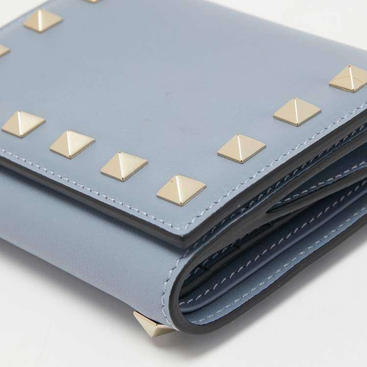 مملوكة مسبقًا Valentino Light Blue Leather Rockstud Trifold Wallet