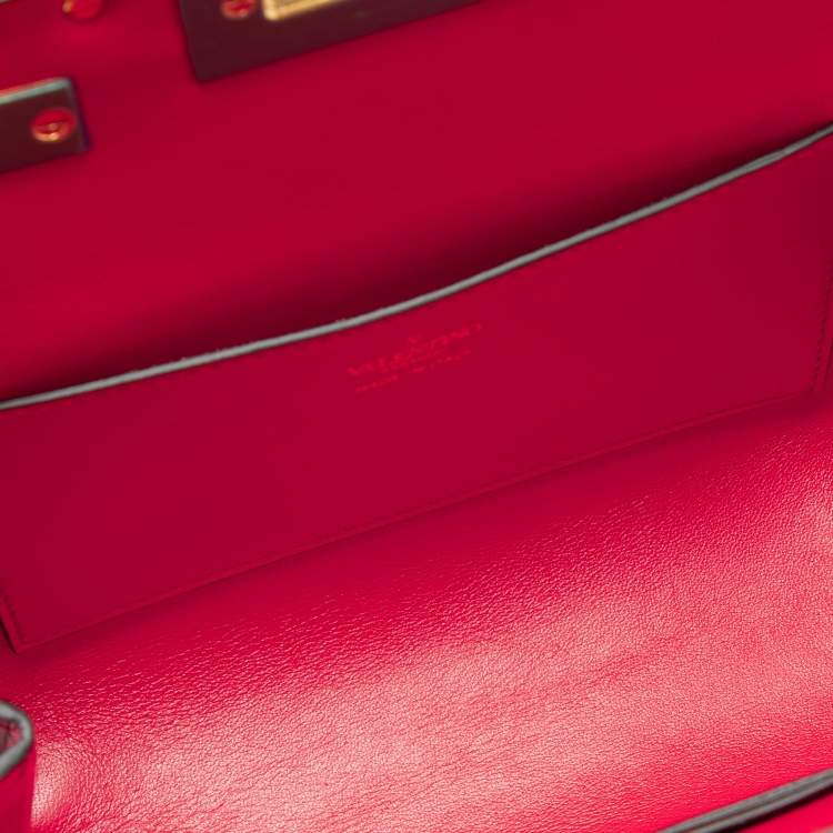مملوكة مسبقًا Valentino Red Leather Rockstud Alcove Top Handle Bag