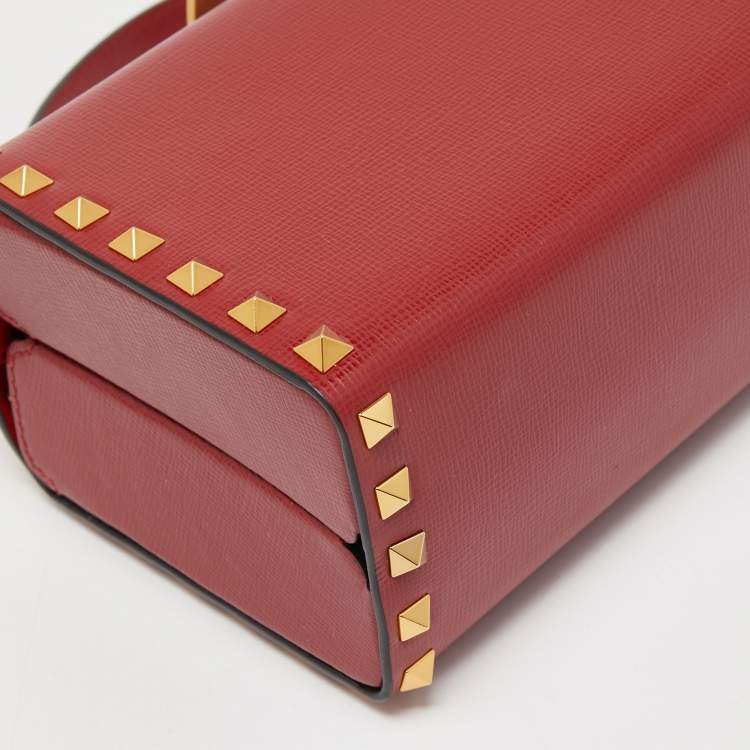 مملوكة مسبقًا Valentino Red Leather Rockstud Alcove Top Handle Bag