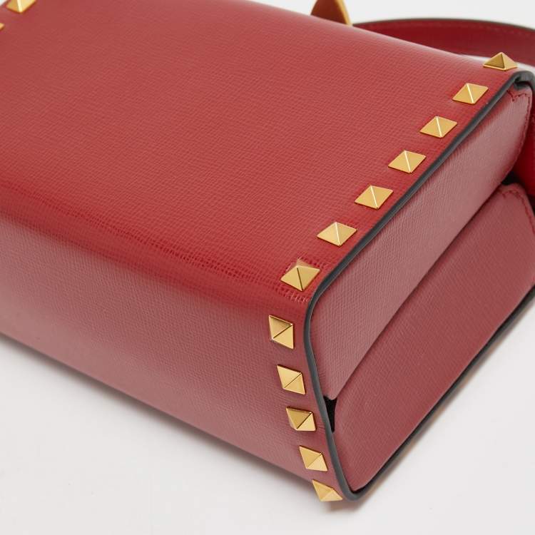 مملوكة مسبقًا Valentino Red Leather Rockstud Alcove Top Handle Bag