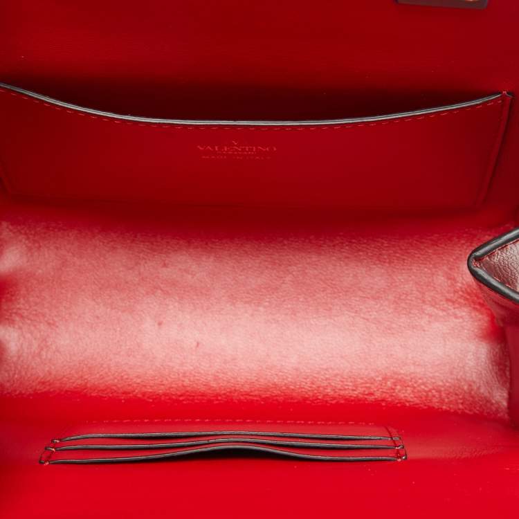 مملوكة مسبقًا Valentino Red Leather Rockstud Alcove Top Handle Bag