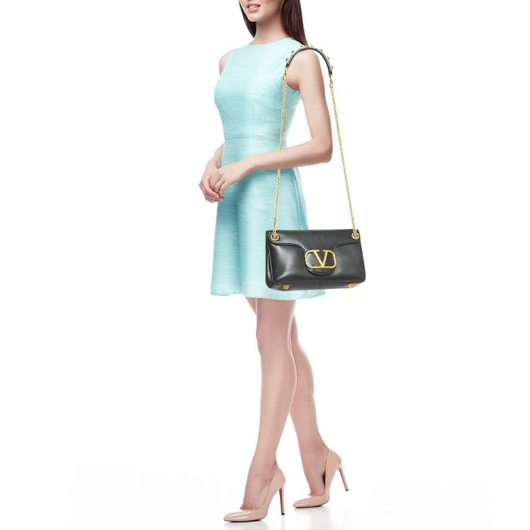 مملوكة مسبقًا Valentino Black Leather VLogo Sign Shoulder Bag
