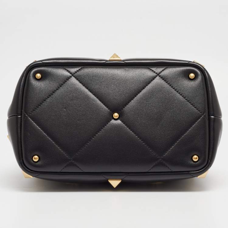 مملوكة مسبقًا Valentino Black Quilted Leather Medium Roman Stud Top Handle Bag