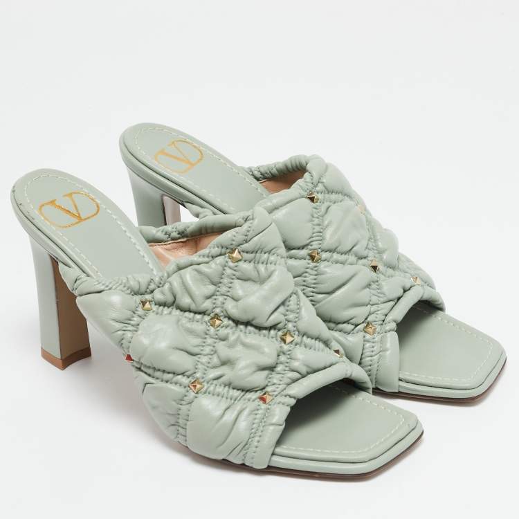 مملوكة مسبقًا Valentino Mint Green Quilted Leather Rockstud Open Toe Mules Size 39