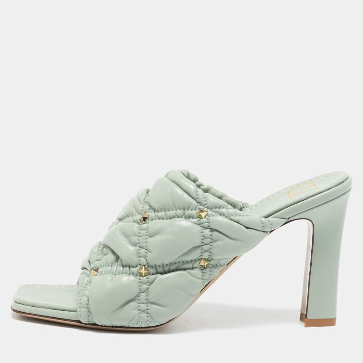 مملوكة مسبقًا Valentino Mint Green Quilted Leather Rockstud Open Toe Mules Size 39