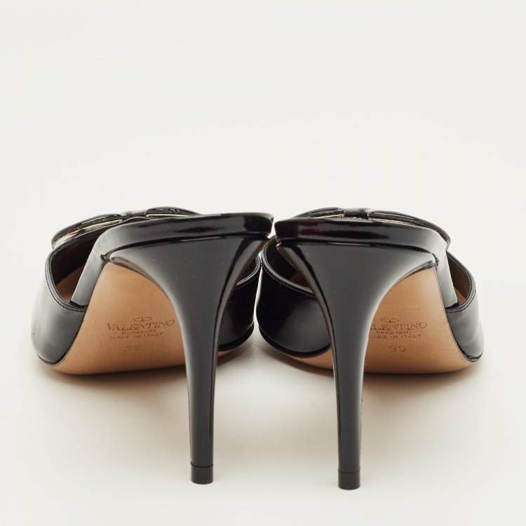 مملوكة مسبقًا Valentino VLogo Size 39 Black Patent Leather Mules