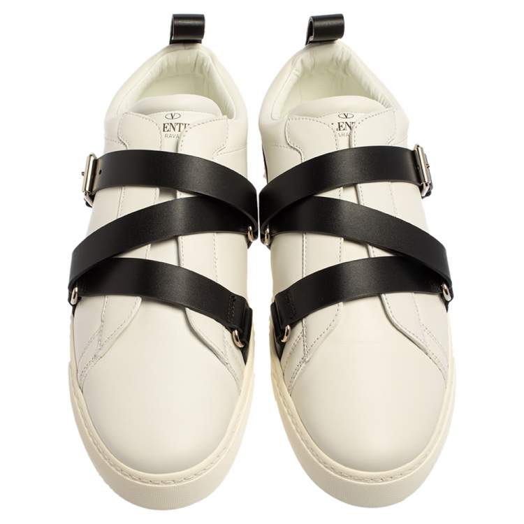 مملوكة مسبقًا Valentino White/Black Leather Buckle Strap Rockstud Sneakers Size 40