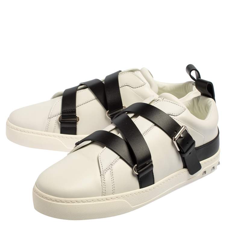مملوكة مسبقًا Valentino White/Black Leather Buckle Strap Rockstud Sneakers Size 40