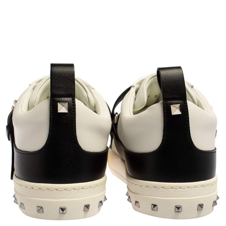 مملوكة مسبقًا Valentino White/Black Leather Buckle Strap Rockstud Sneakers Size 40