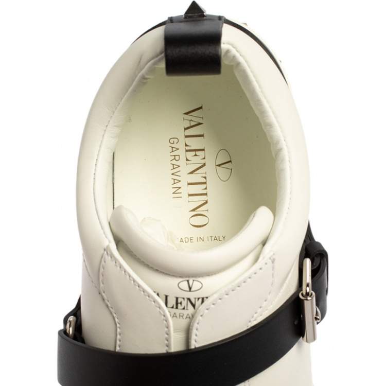 مملوكة مسبقًا Valentino White/Black Leather Buckle Strap Rockstud Sneakers Size 40