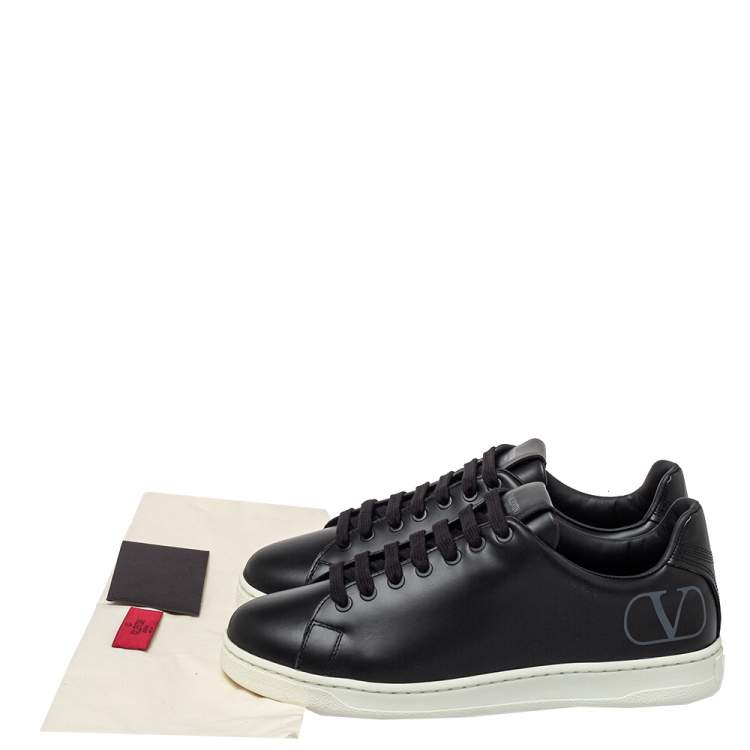 مملوكة مسبقًا Valentino Black Leather VLogo Low Top Sneakers Size 39