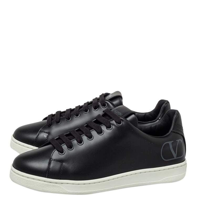 مملوكة مسبقًا Valentino Black Leather VLogo Low Top Sneakers Size 39