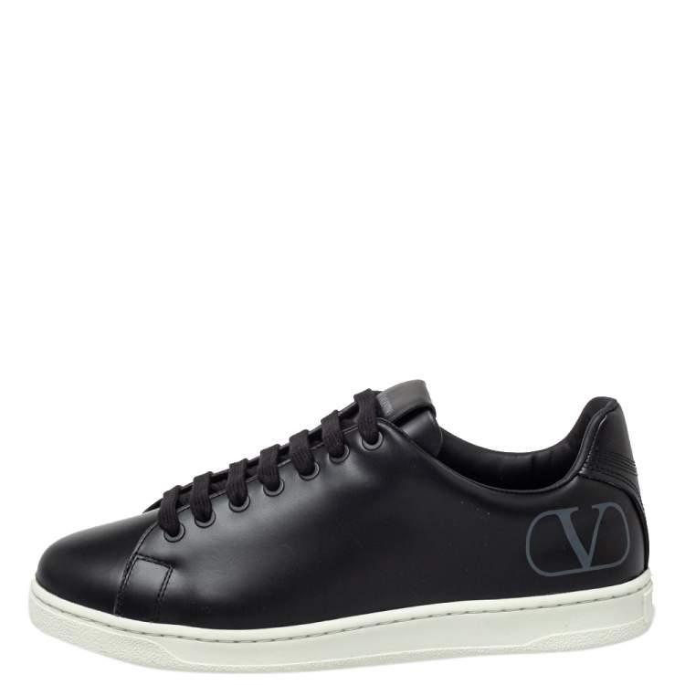 مملوكة مسبقًا Valentino Black Leather VLogo Low Top Sneakers Size 39