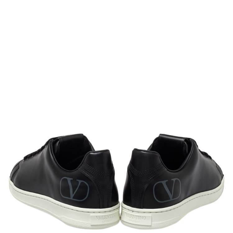 مملوكة مسبقًا Valentino Black Leather VLogo Low Top Sneakers Size 39