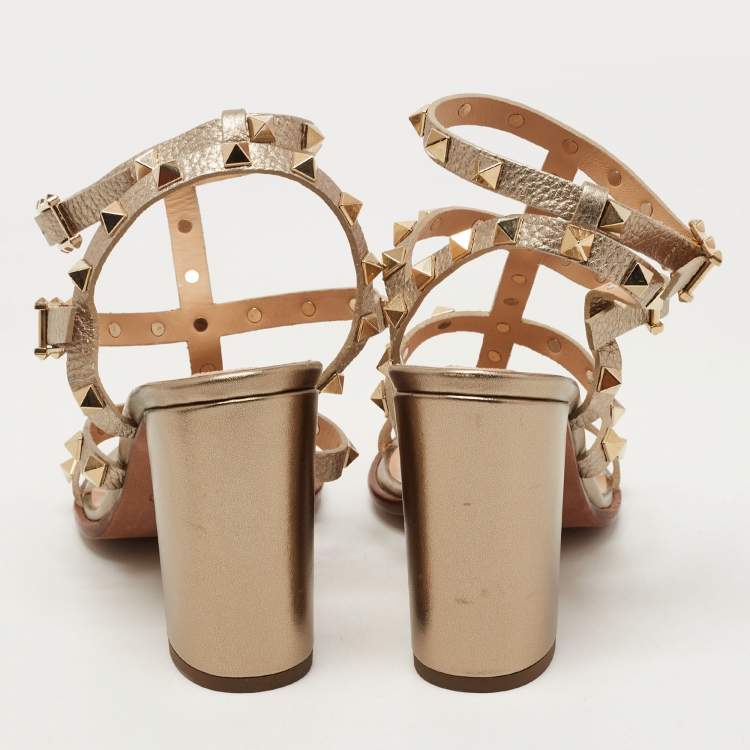 مملوكة مسبقًا Valentino Metallic Leather Rockstud Ankle Strap Sandals Size 35