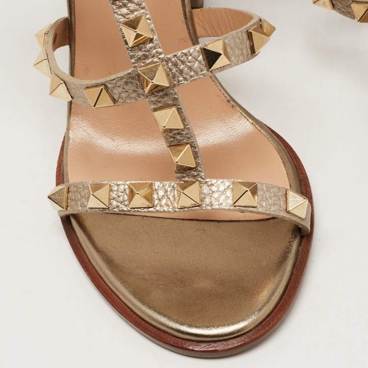 مملوكة مسبقًا Valentino Metallic Leather Rockstud Ankle Strap Sandals Size 35