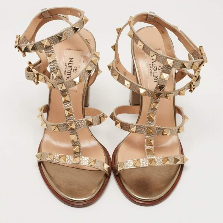 مملوكة مسبقًا Valentino Metallic Leather Rockstud Ankle Strap Sandals Size 35
