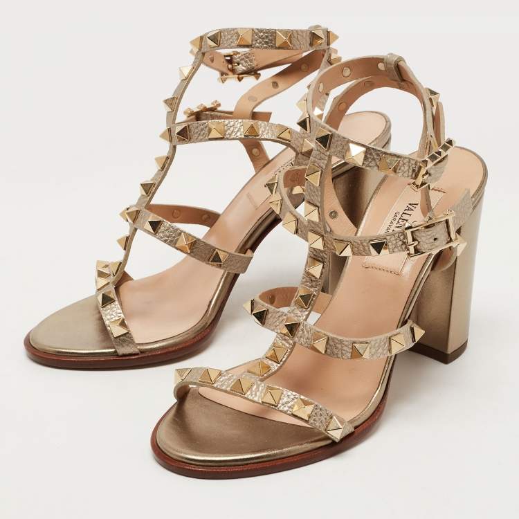 مملوكة مسبقًا Valentino Metallic Leather Rockstud Ankle Strap Sandals Size 35