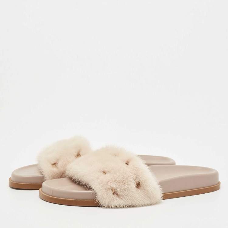 Pre Owned Valentino White Cream Fur Rockstud Flat Slides Size 40