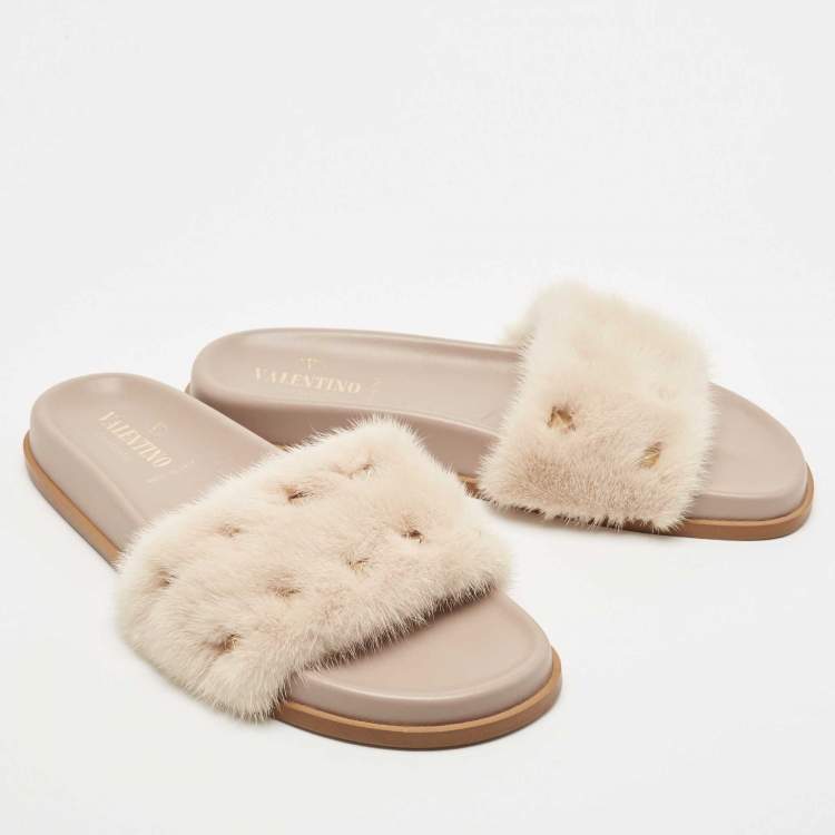 Pre Owned Valentino White Cream Fur Rockstud Flat Slides Size 40