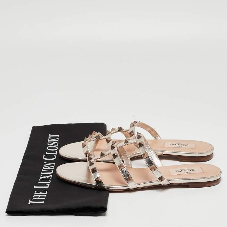 مملوكة مسبقًا Valentino Gold Foil Leather Rockstud Strappy Flat Sandals Size 37