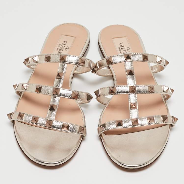 مملوكة مسبقًا Valentino Gold Foil Leather Rockstud Strappy Flat Sandals Size 37