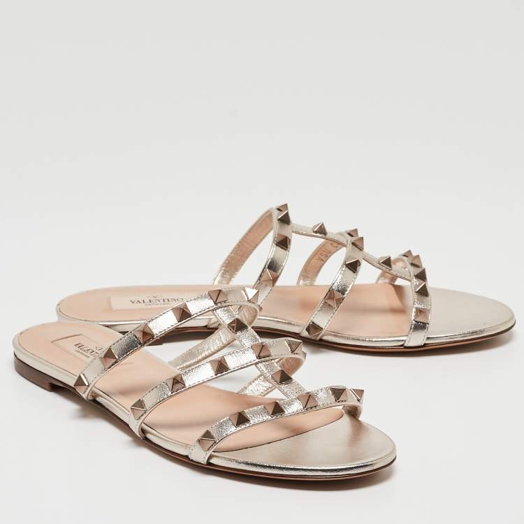 مملوكة مسبقًا Valentino Gold Foil Leather Rockstud Strappy Flat Sandals Size 37