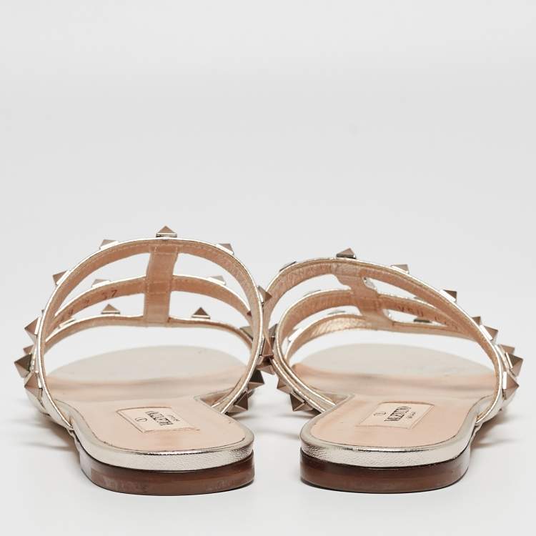 مملوكة مسبقًا Valentino Gold Foil Leather Rockstud Strappy Flat Sandals Size 37